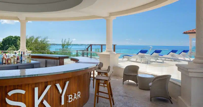 Luxe badkamer met bad bij Sandals Royal Barbados