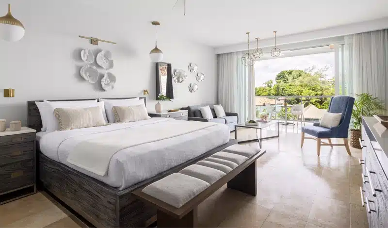 Balkon met uitzicht op zwembad bij Sandals Royal Barbados