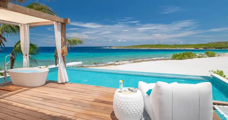Loungehoek met zeezicht in kamer, Curaçao