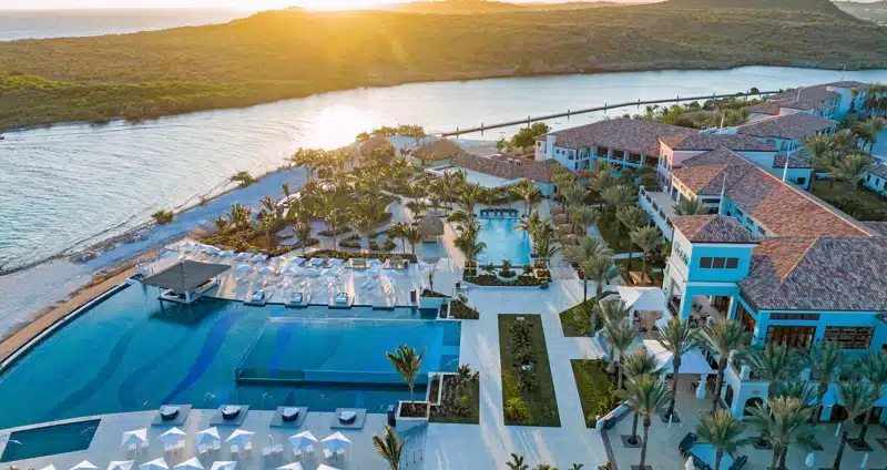 Luchtfoto van zwembad en resort bij zonsondergang, Curaçao