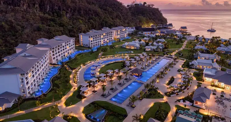 Luchtfoto resort bij zonsondergang Sandals Saint Vincent