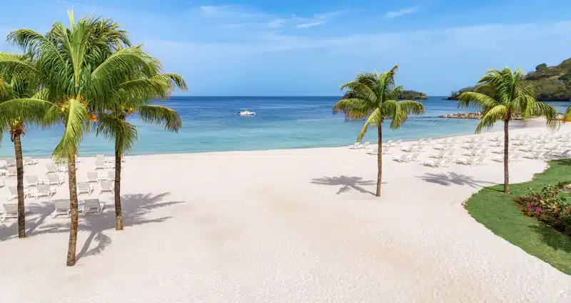 Bij Sandals Saint Vincent geniet je van een rustige spa-ervaring in een paviljoen te midden van tropisch groen.
