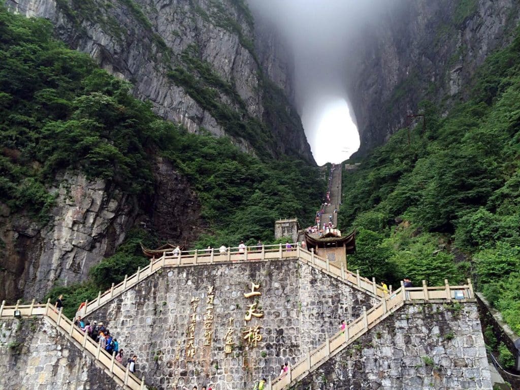 Trap en natuurlijke boog in berglandschap in China