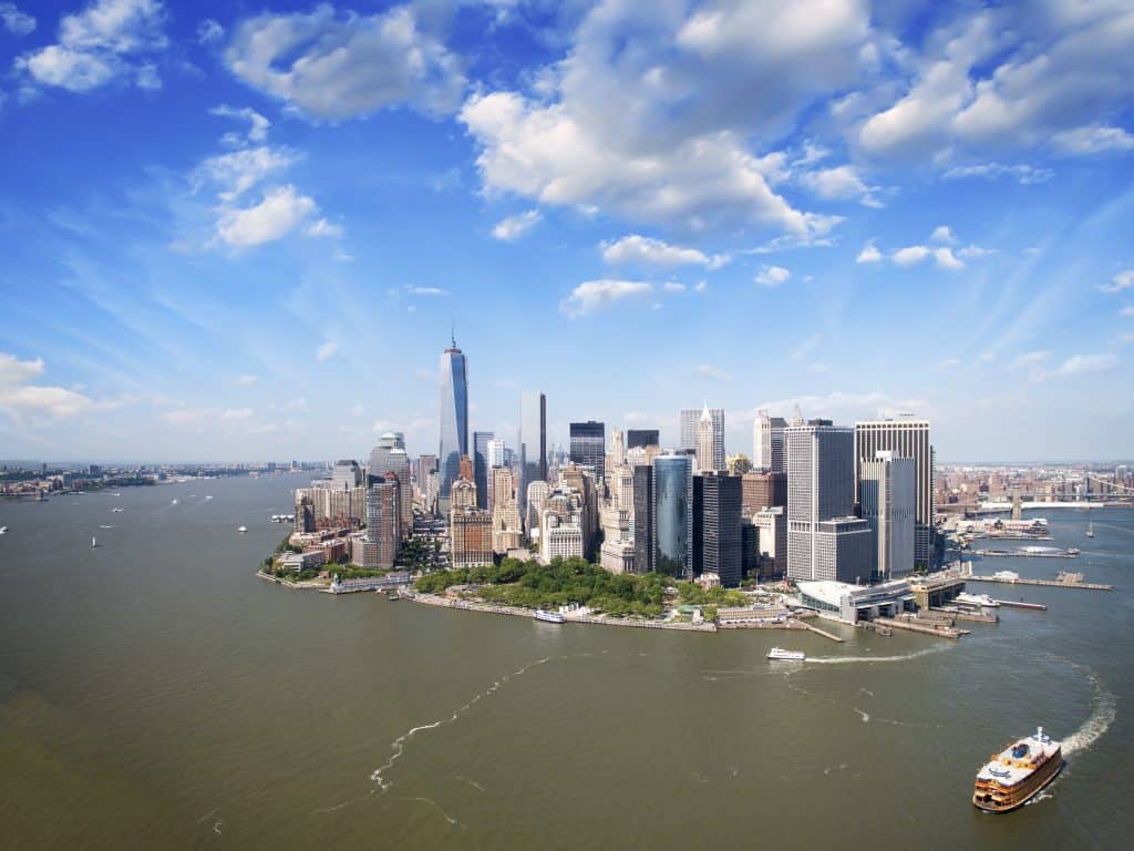 Luchtfoto van Manhattan met rivier en skyline