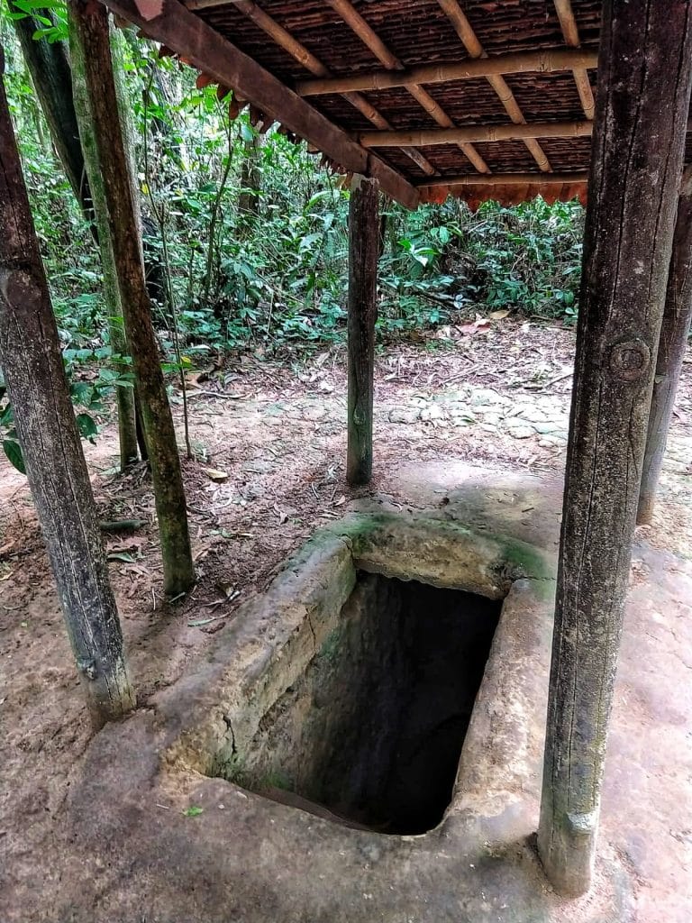 Ingang van ondergrondse tunnel in Vietnam