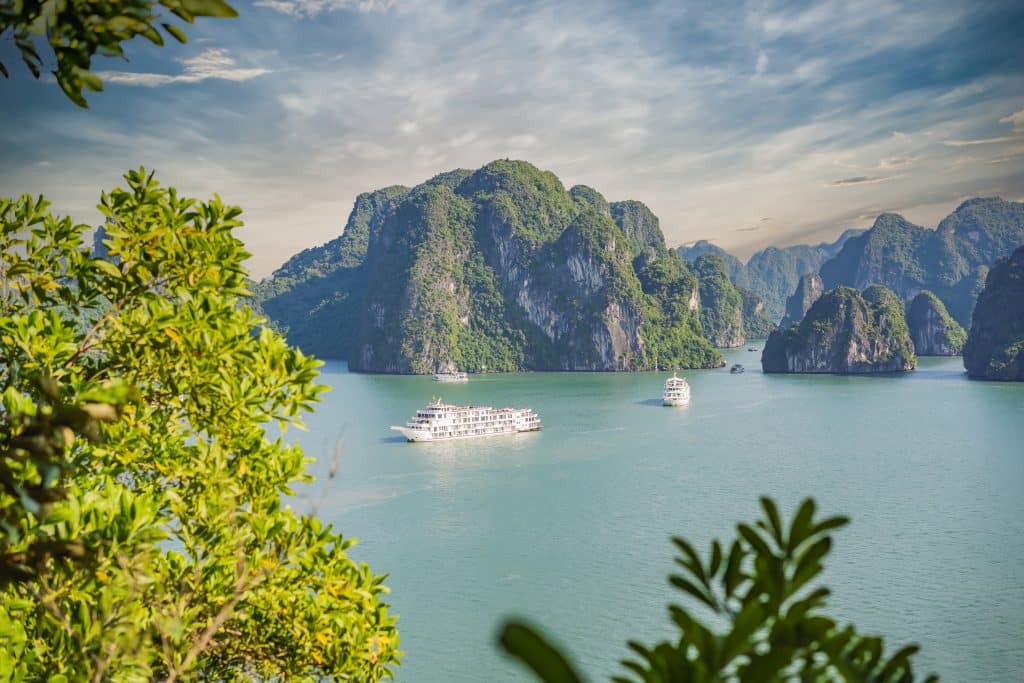 Cruiseschepen tussen kalkstenen eilanden in Vietnam