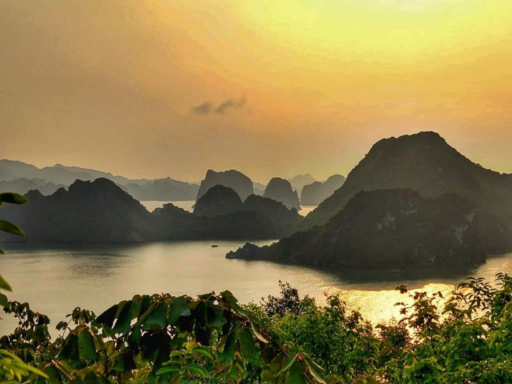 Zonsondergang boven karstbergen in Vietnam