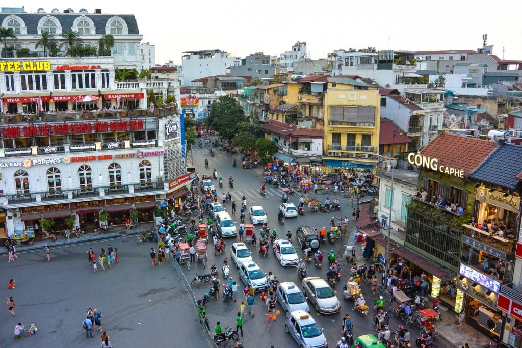 Drukke straat en gebouwen in Hanoi, Vietnam | vietnam rondreis