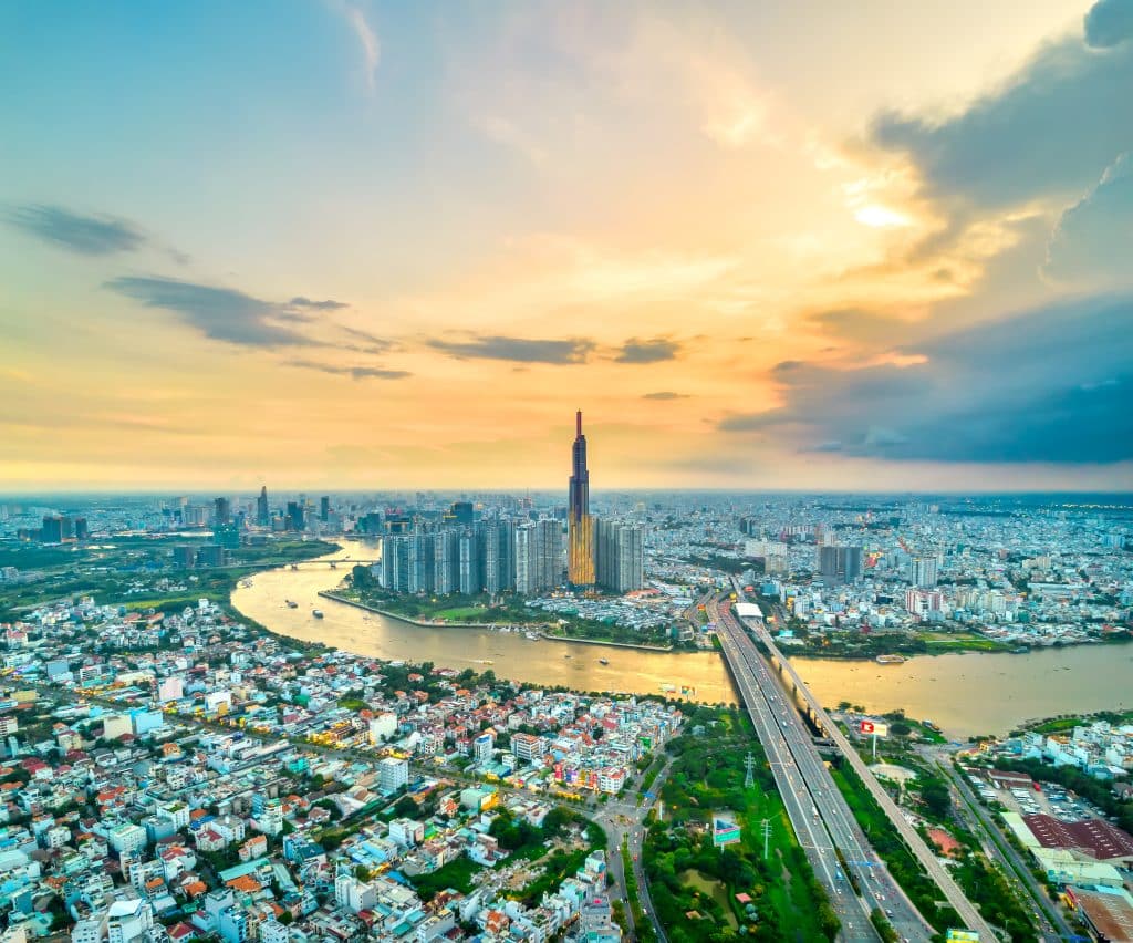 Skyline met rivier en wolkenkrabbers in Vietnam