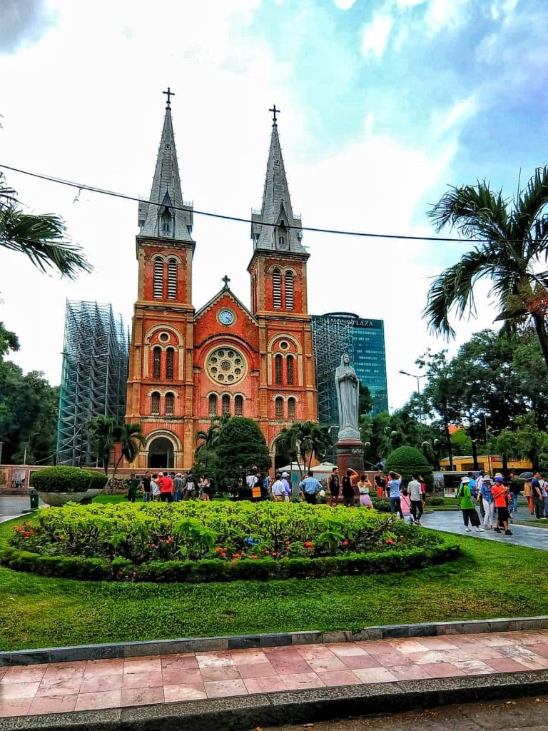 Kathedraal in stadstuin met mensen in Vietnam