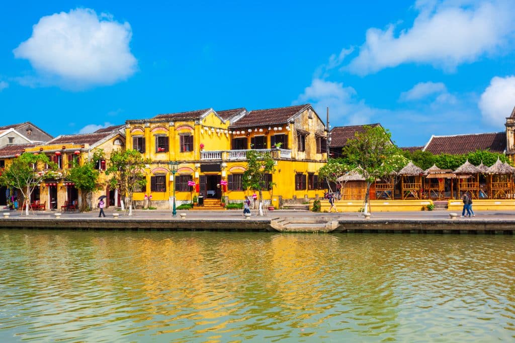Gele koloniale huizen aan rivier in Hoi An, Vietnam