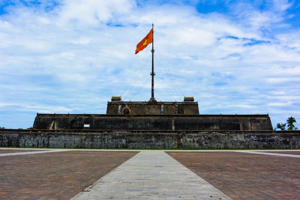 Oude citadel met Vietnamese vlag in Hue