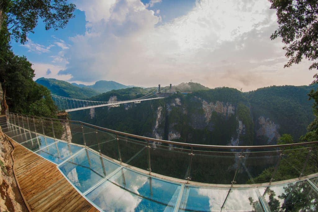 Glazen brug en wandelpad boven kloof in China | Zhangjiajie