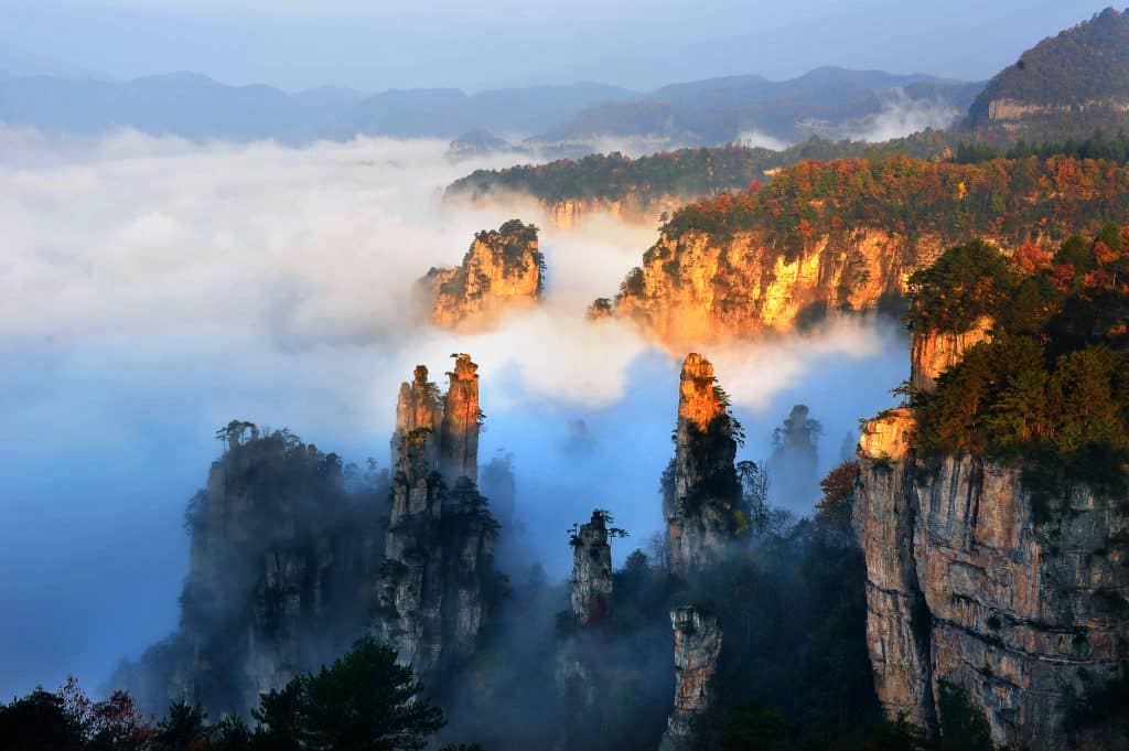 Rotsformaties in mistig berglandschap in China