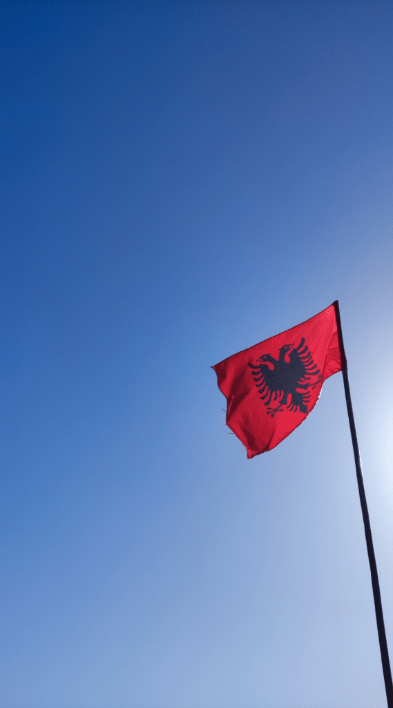 Rode vlag met zwarte adelaar in Albanië