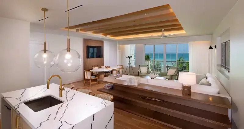 Moderne woonkamer met zeezicht in Jamaica