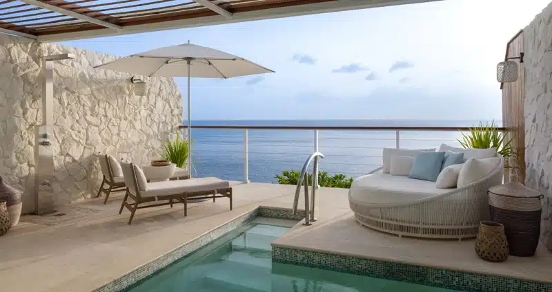 Terras met zwembad en uitzicht op zee, St. Lucia