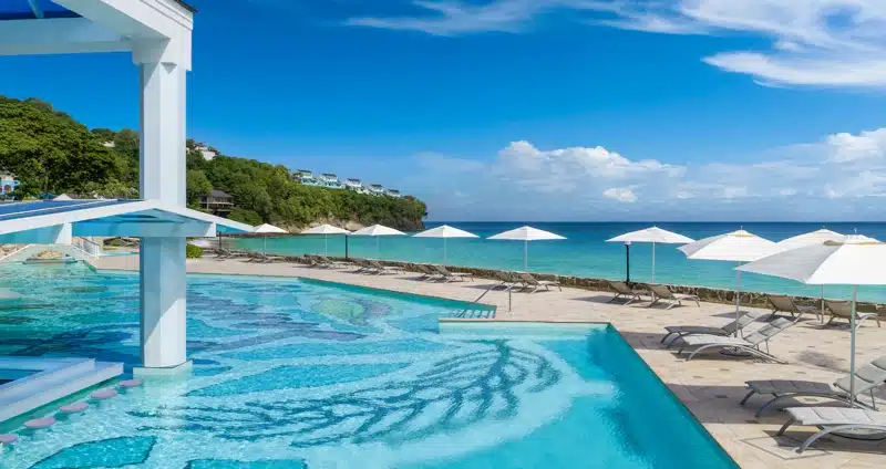 Zwembad met zeezicht bij Sandals Regency La Toc