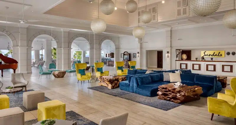 Lobby met blauwe banken bij Sandals Grande St Lucian