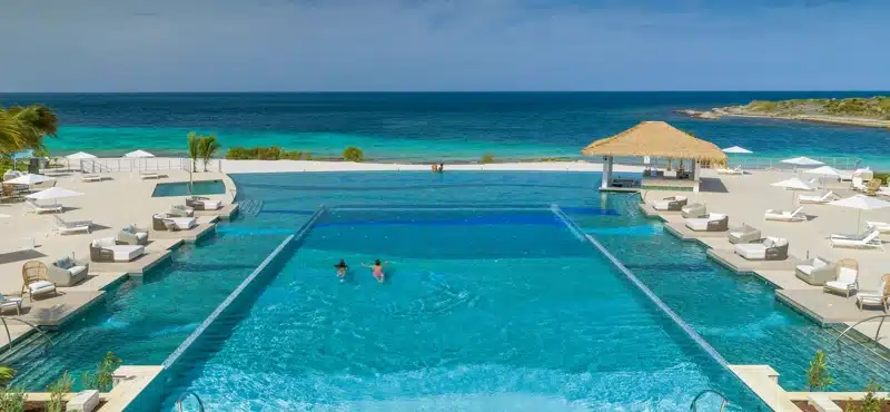 Groot zwembad met uitzicht op zee in Curaçao