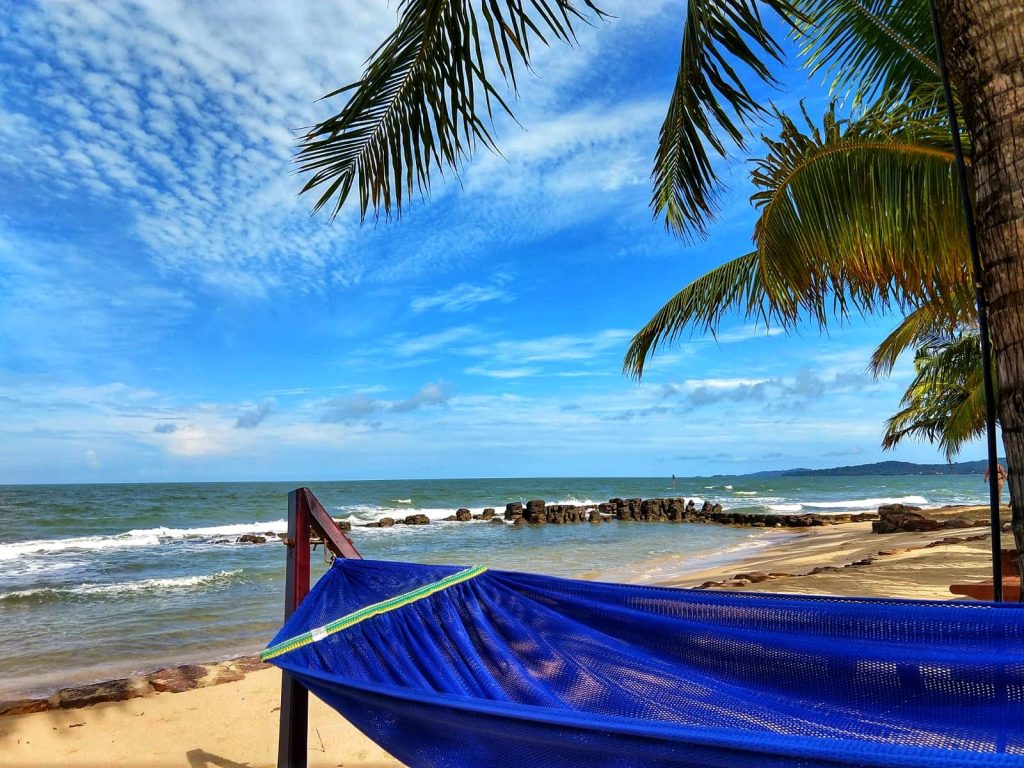 Hangmat op strand met zeezicht in Vietnam