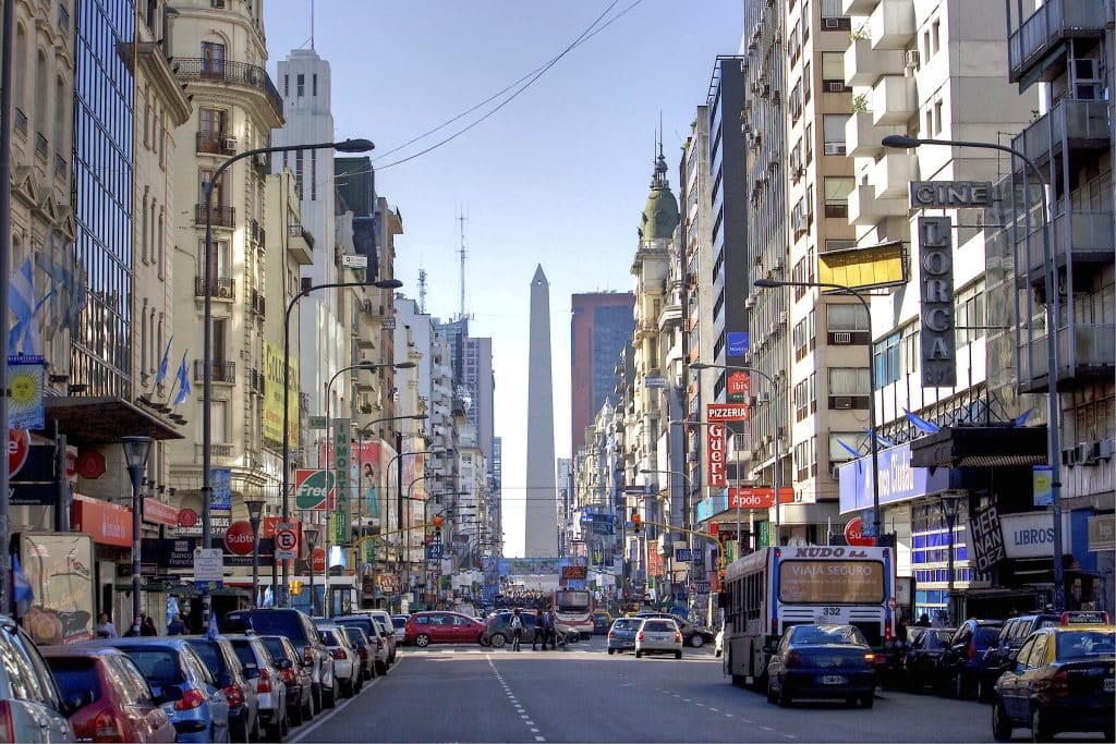 Straatbeeld met Obelisk in Buenos Aires, Argentinië