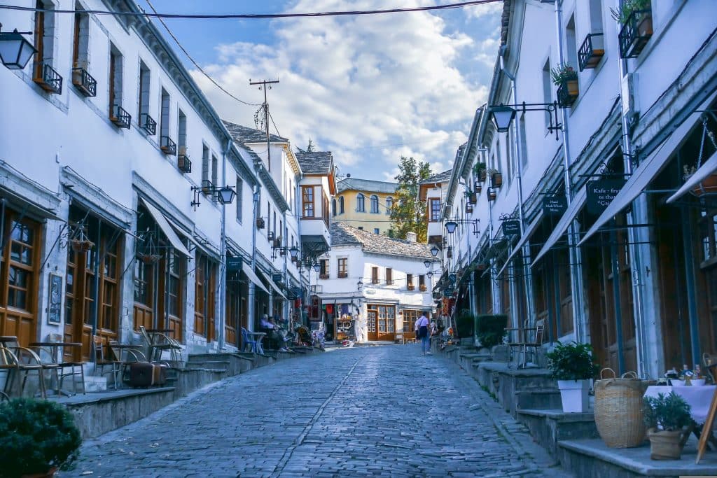 Kasseienstraat met witte huizen in Albanië
