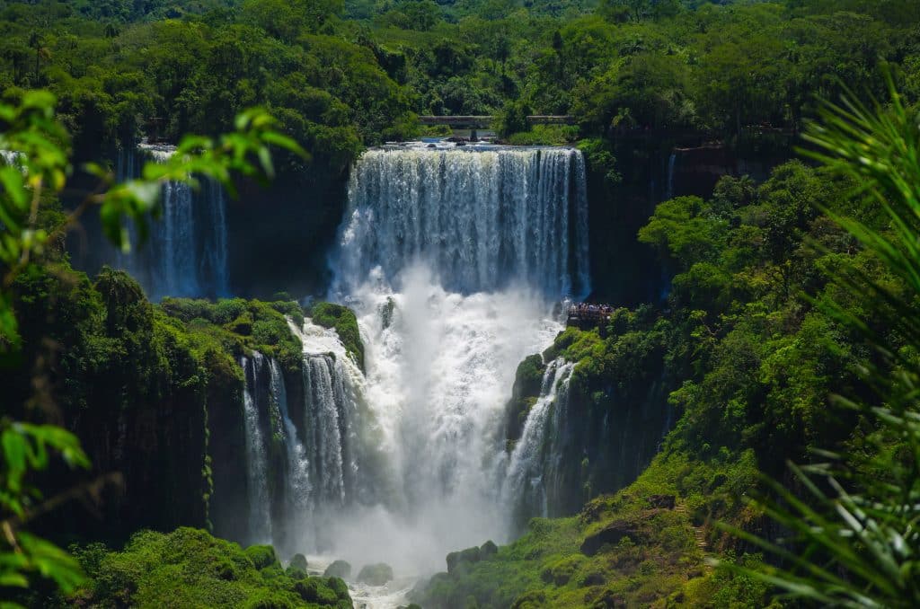 Watervallen omringd door jungle in Iguazú, Argentinië