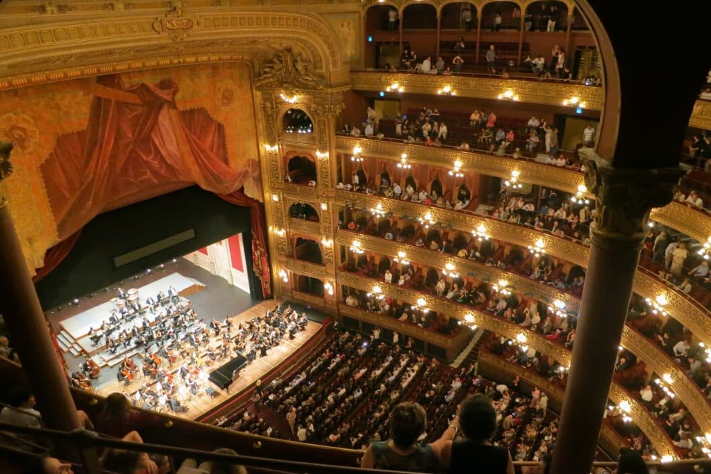 Interieur van Teatro Colón met orkest, Buenos Aires, Argentinië