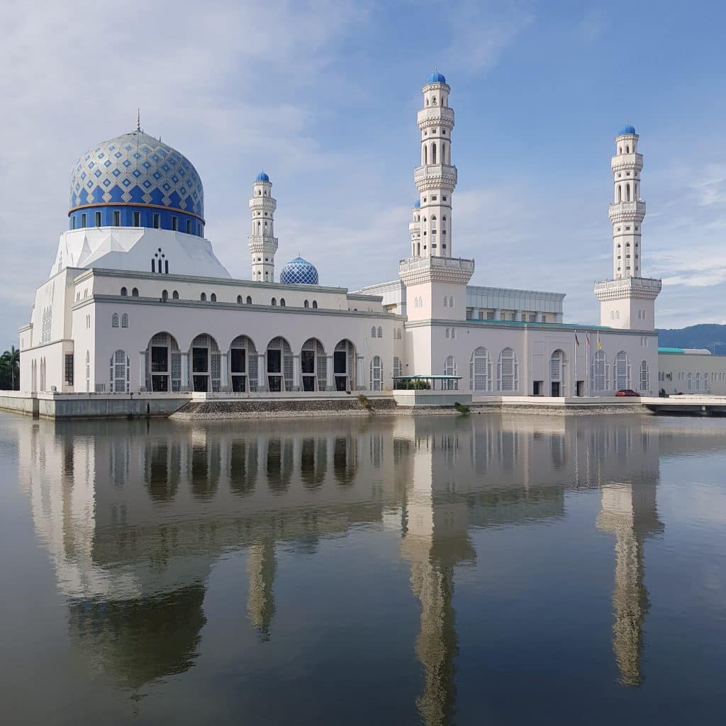 Witte moskee met blauwe koepels in Kota Kinabalu, Borneo