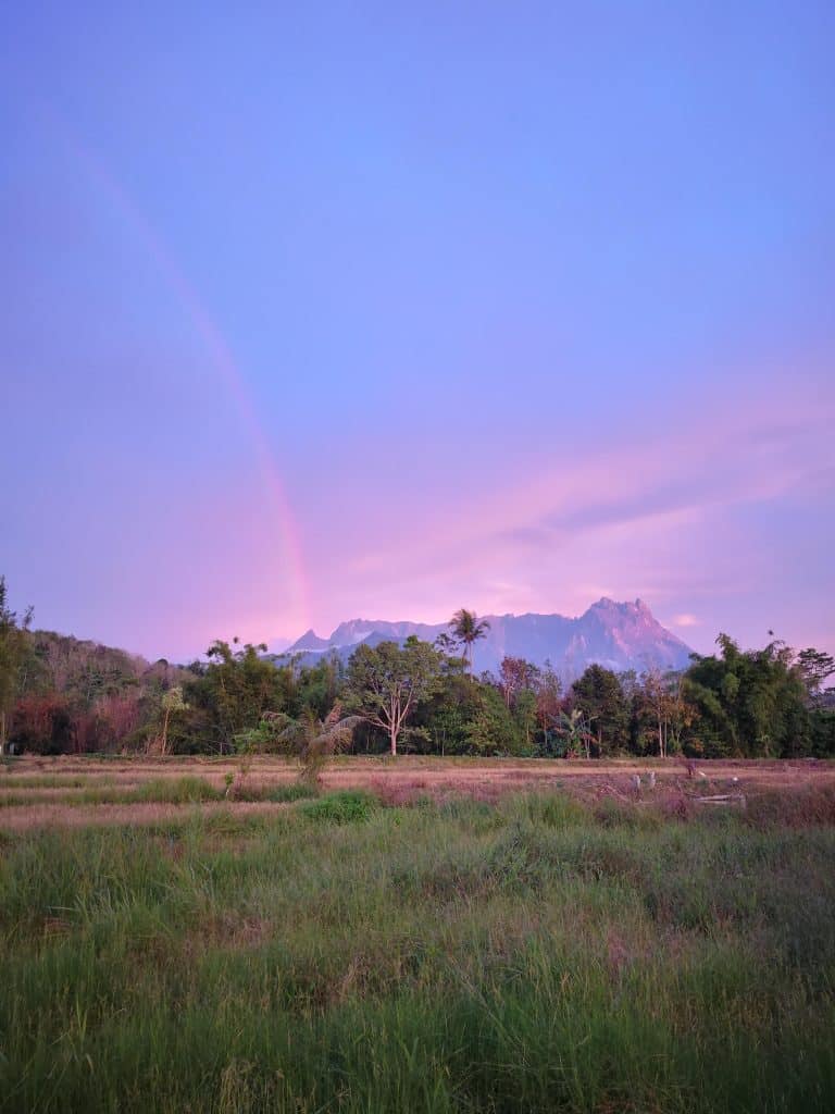 Mount Kinabalu met regenboog en avondlicht in Borneo