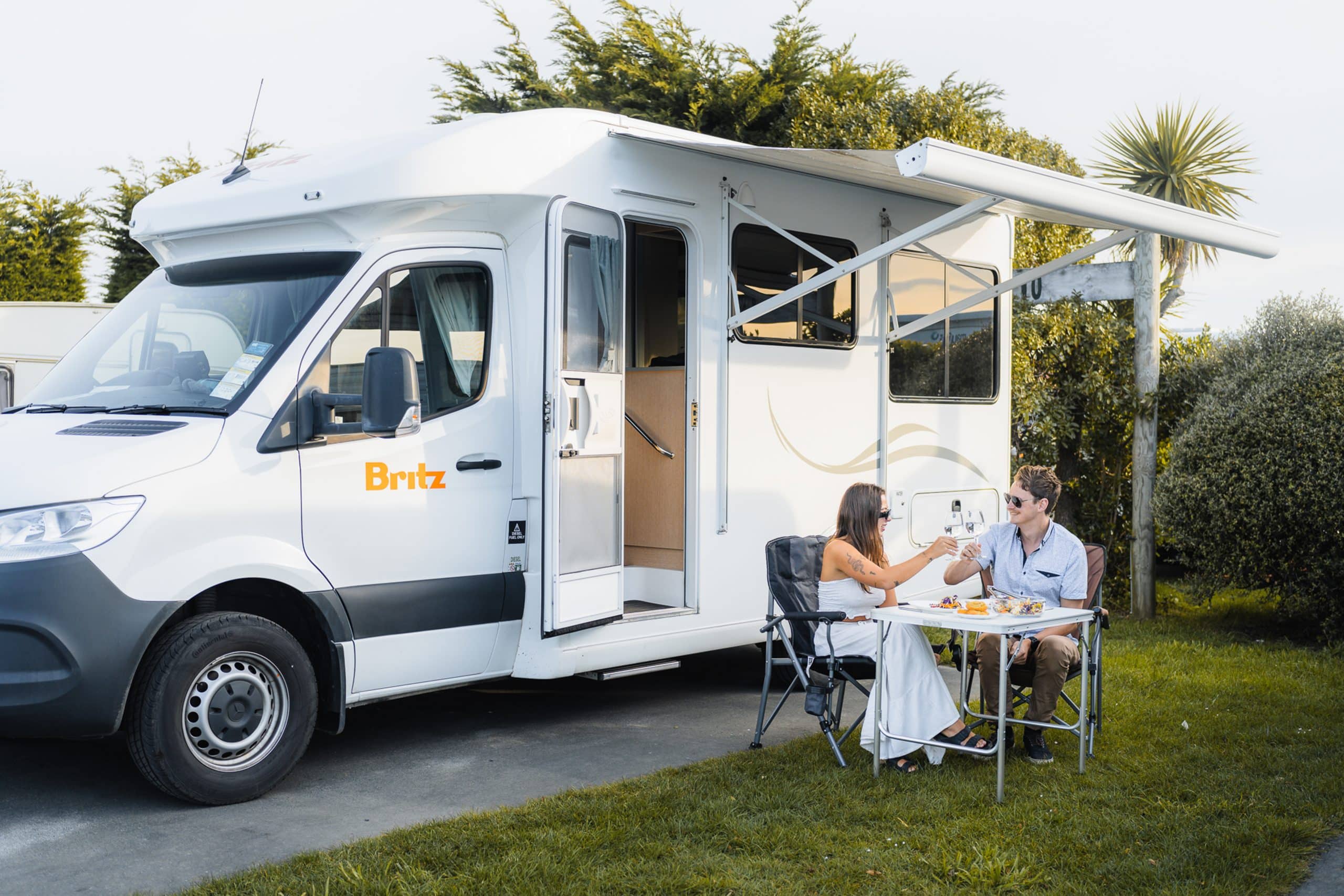 Eten buiten naast camper met luifel Nieuw-Zeeland