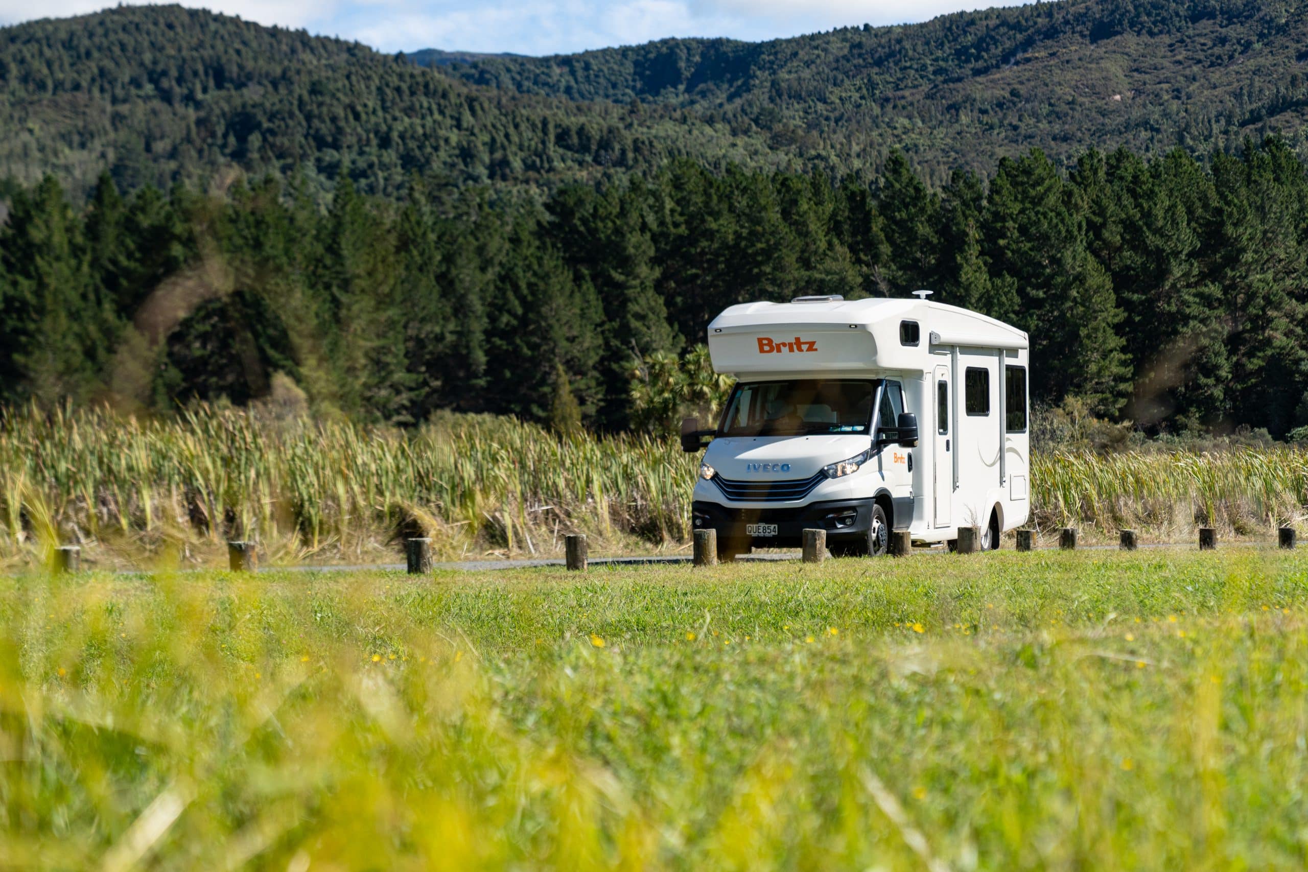 Camper geparkeerd in natuurgebied Nieuw-Zeeland
