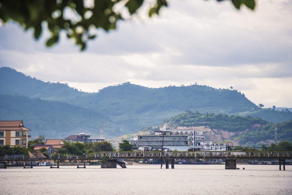 Brug over rivier met bergen bij Kampot