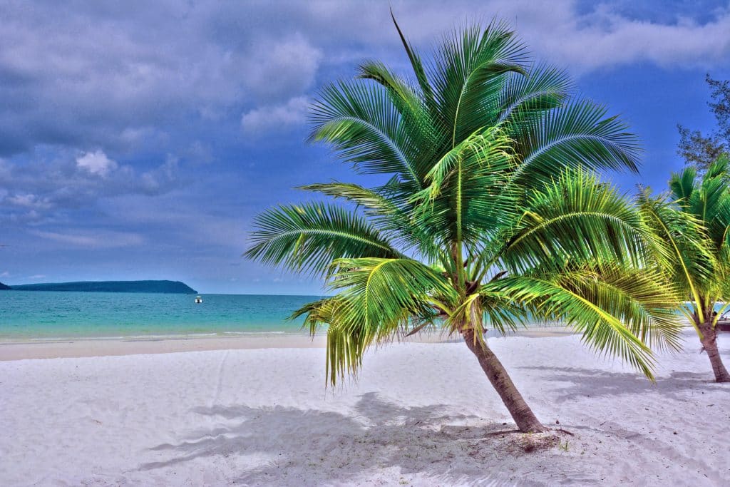 Wit zandstrand met palmbomen op Koh Rong, Cambodja