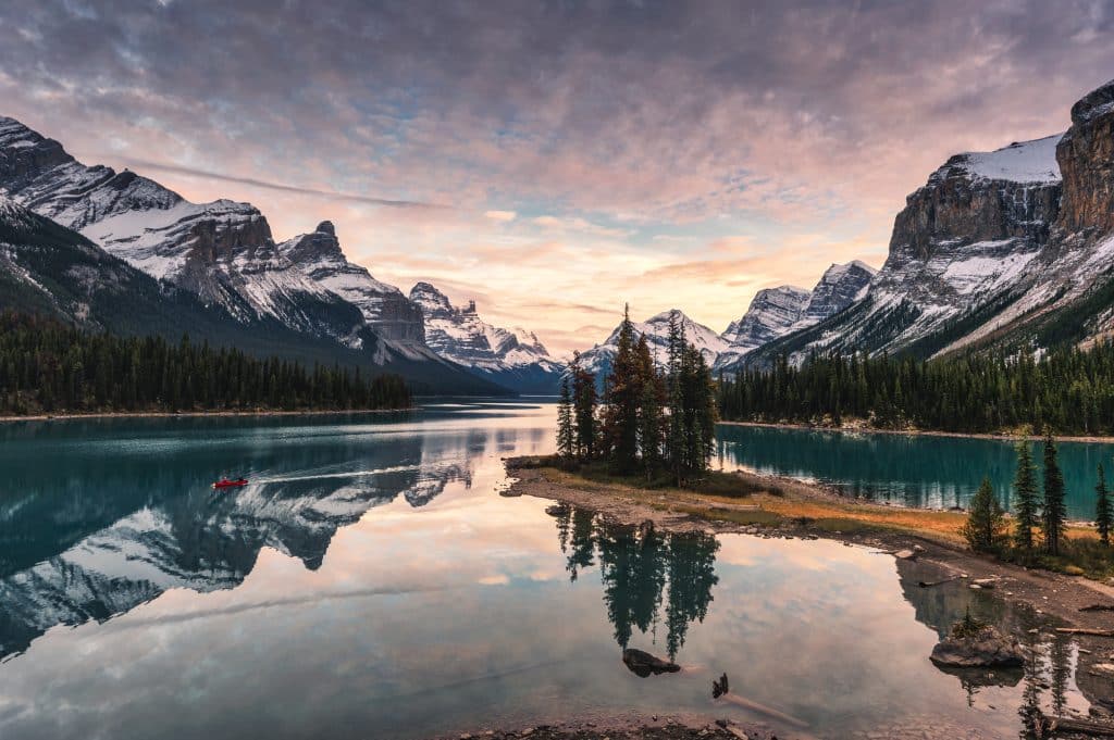 Bergmeer met eiland en kano in Jasper, Canada