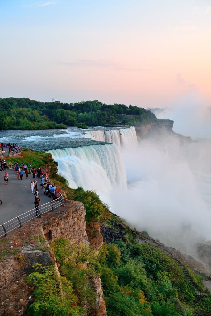 Watervallen met uitkijkpunt en toeristen in Canada