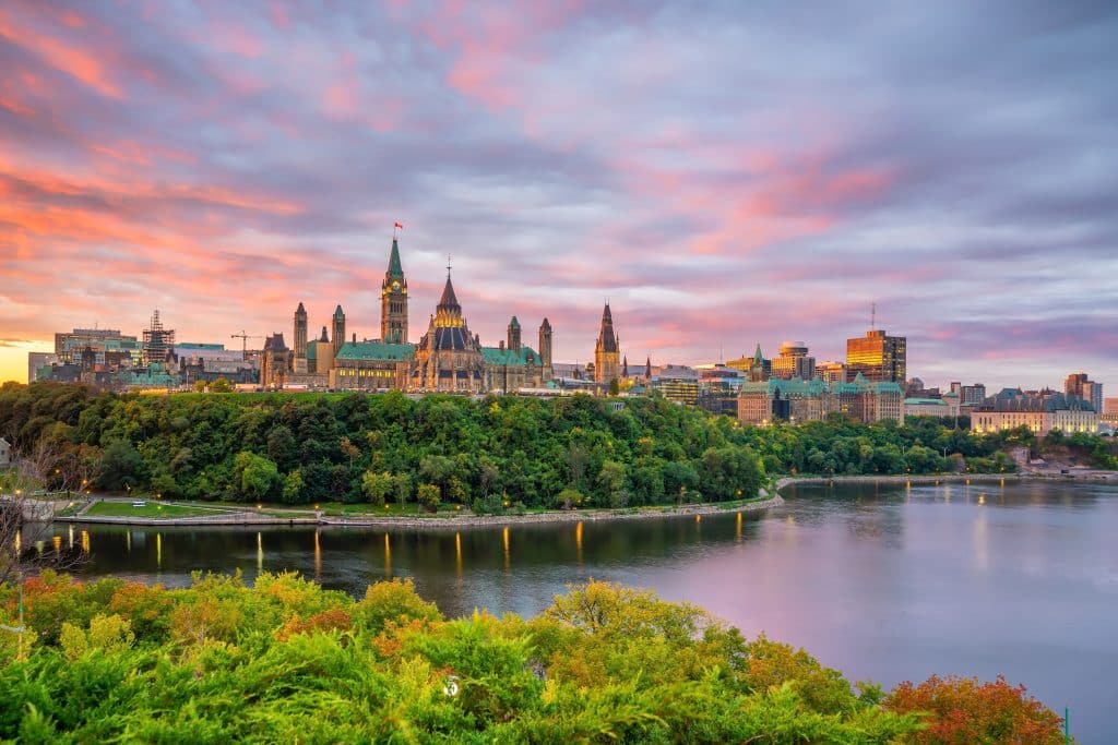 Parlementsgebouwen op heuvel bij rivier in Ottawa