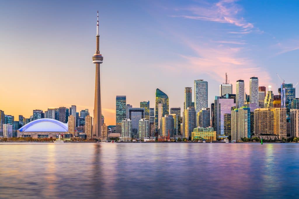Skyline van Toronto met CN Tower bij zonsondergang