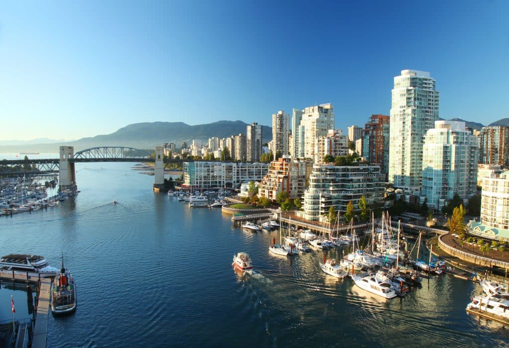 Haven, boten en skyline in Vancouver, Canada