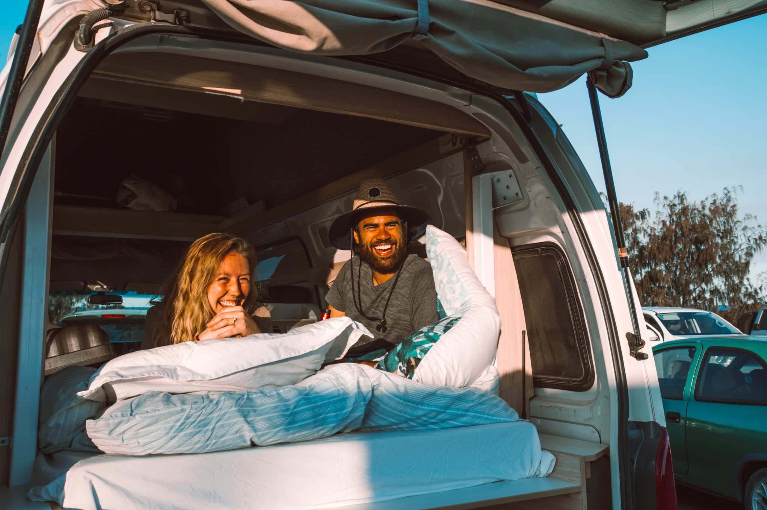 Koppel in bed van Endeavour camper Cheapa Campa, Nieuw-Zeeland