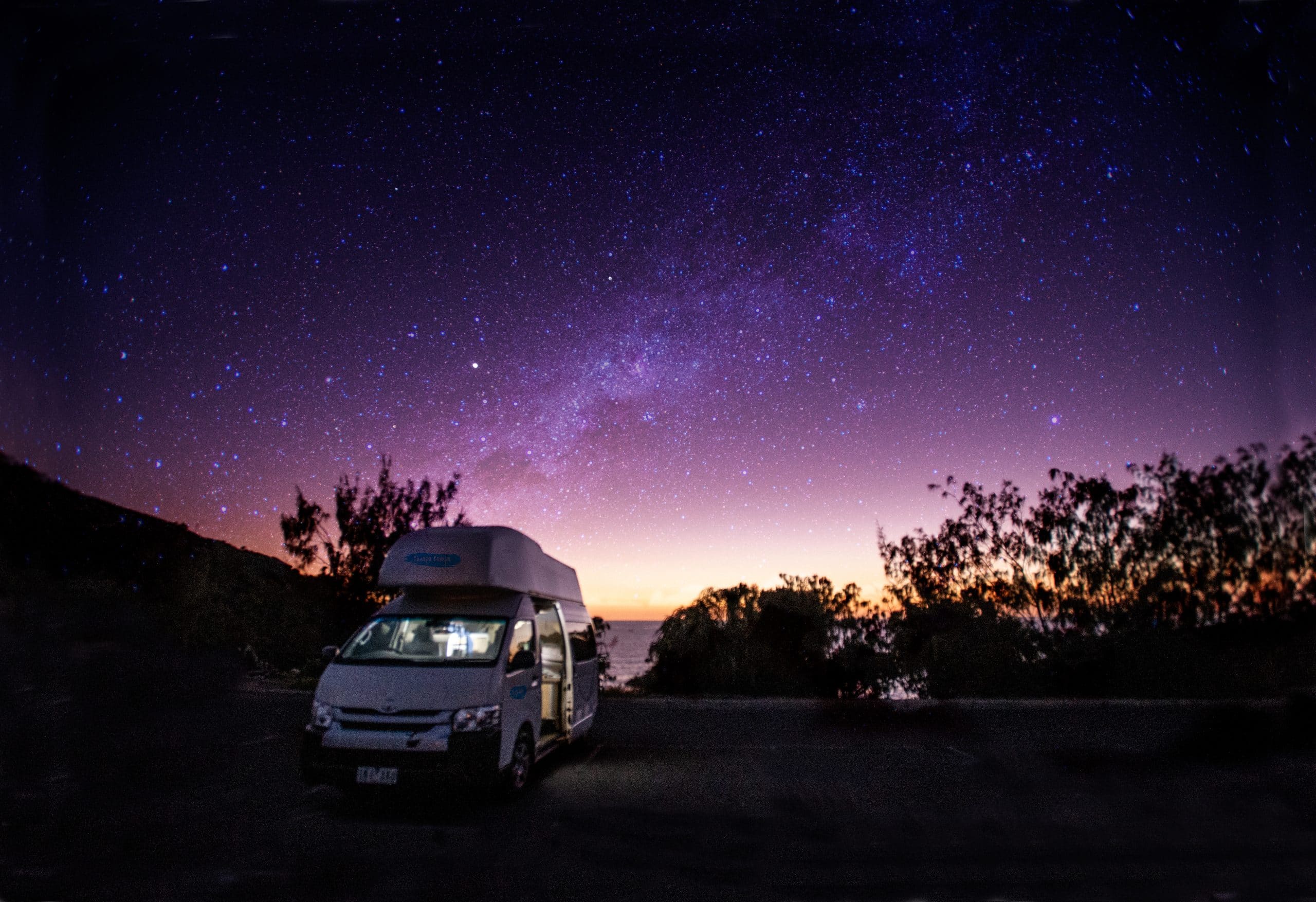 Endeavour camper Cheapa Campa bij nacht onder sterrenhemel
