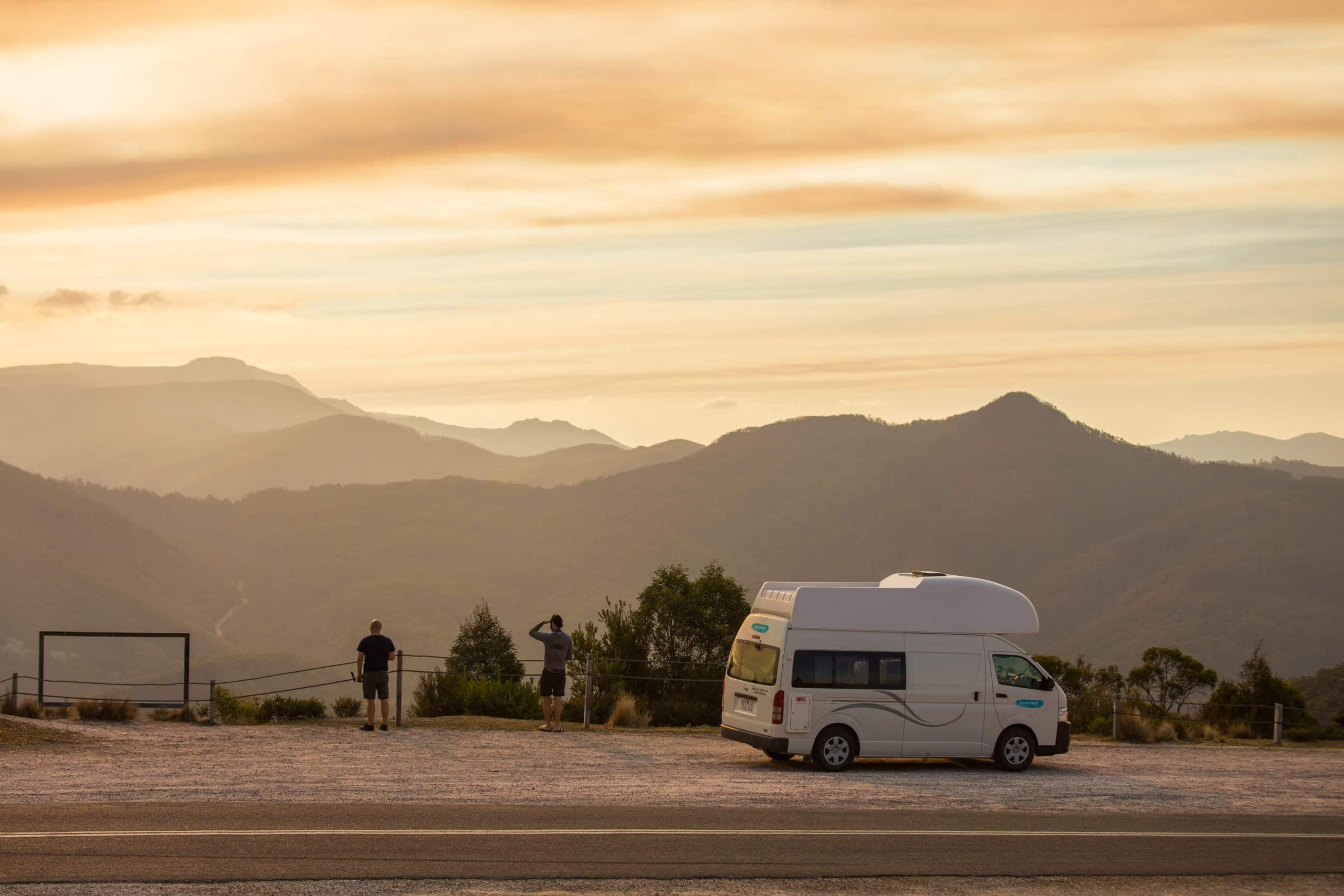 Endeavour camper Cheapa Campa bij zonsondergang in bergen