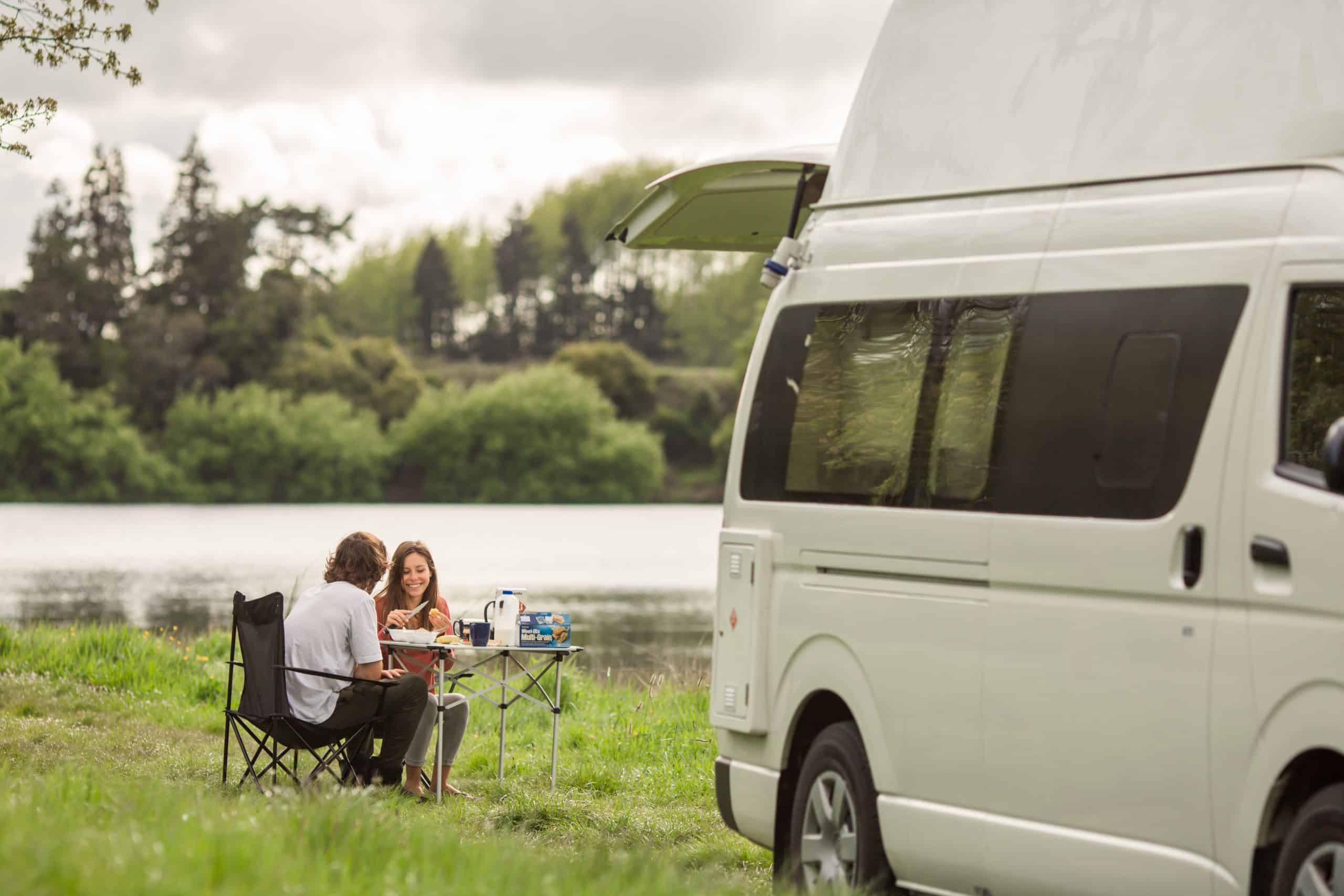 Twee mensen aan tafel bij Hitop camper Cheapa Campa, Nieuw-Zeeland