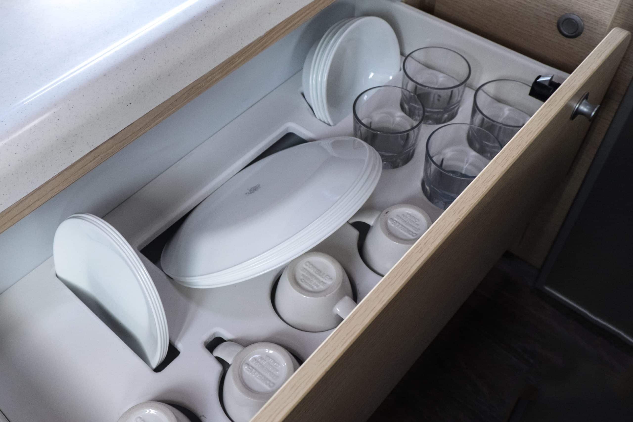 Servies in lade van Hitop camper Cheapa Campa, Nieuw-Zeeland