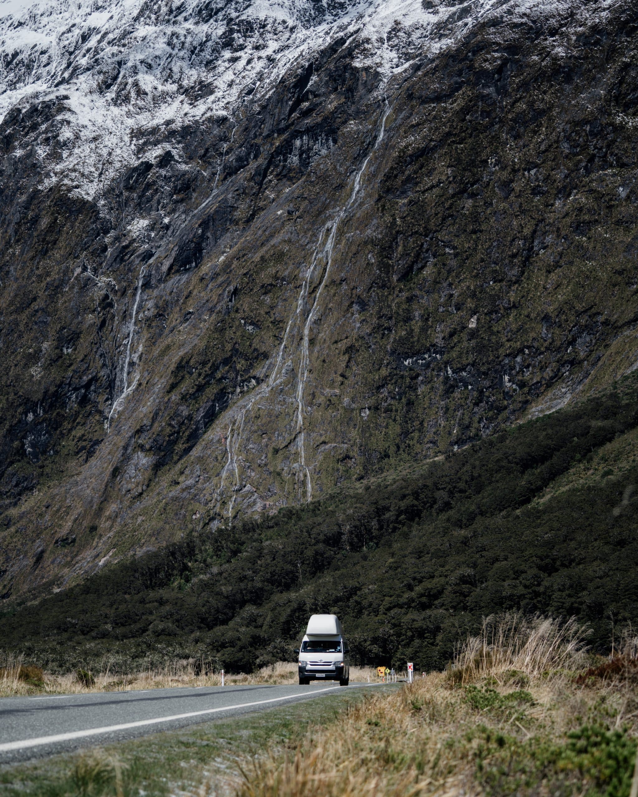 Hitop camper Cheapa Campa met uitzicht op vallei, Australië