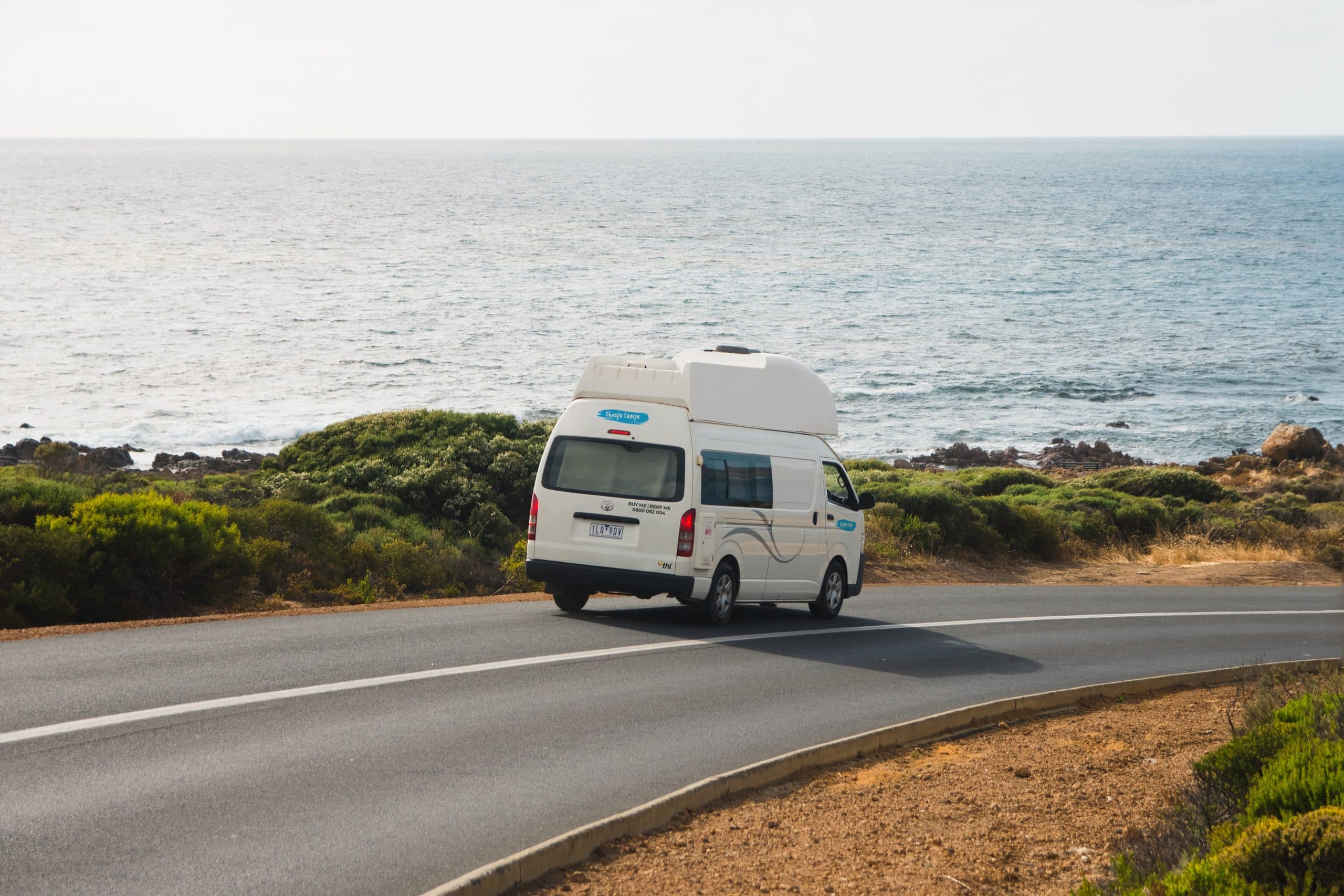 Hitop camper Cheapa Campa rijdt langs kust, Nieuw-Zeeland