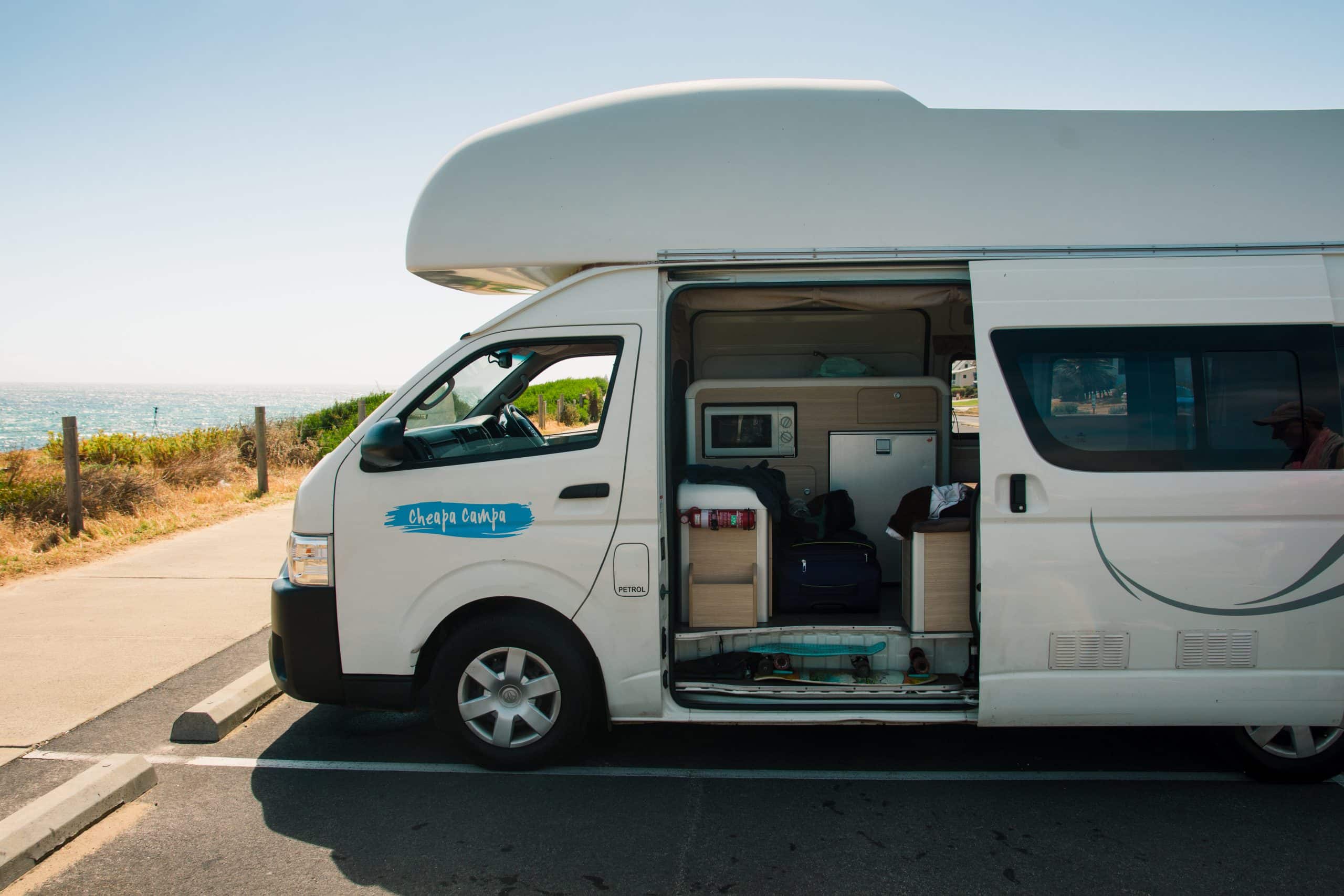 Zijkant Hitop camper Cheapa Campa met open deur, Nieuw-Zeeland