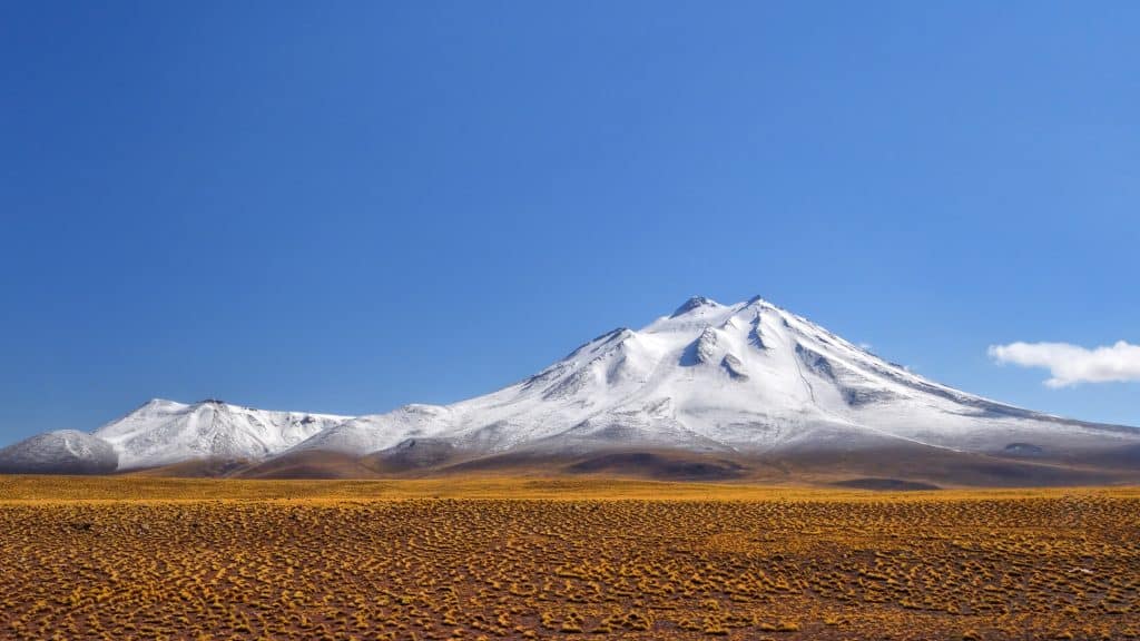 Besneeuwde bergtoppen in woestijn bij Atacama, Chili