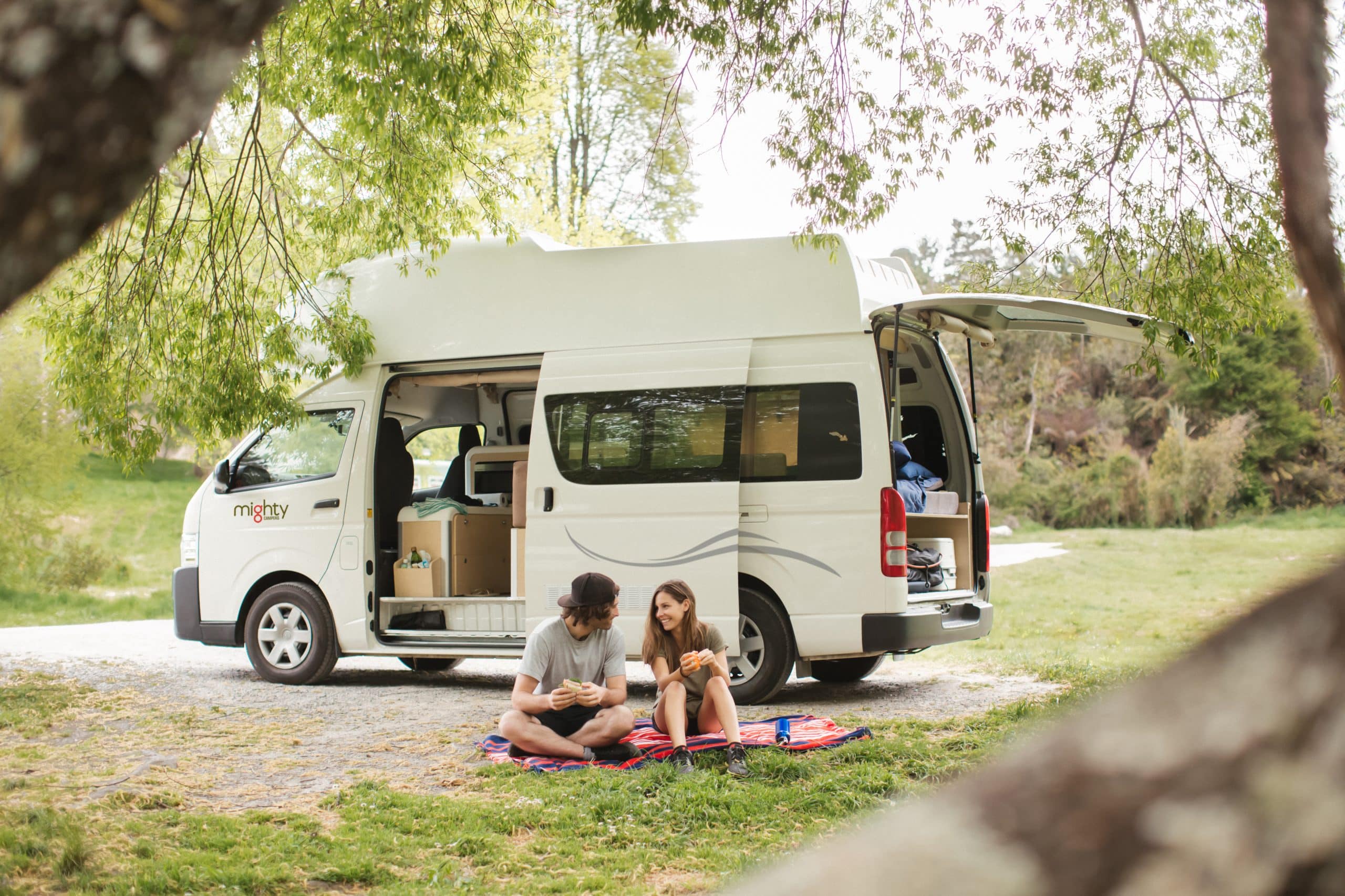 Koppel zit voor open Mighty camper in Nieuw-Zeeland